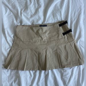 Brandy Melville Khaki pleated mini skirt in great new condition. Never worn.